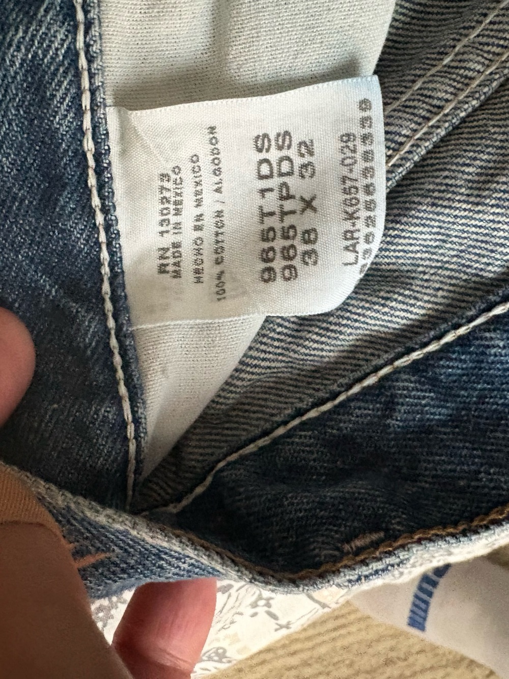 Wrangler Relaxed Fit Men's Jeans in Faded Blue